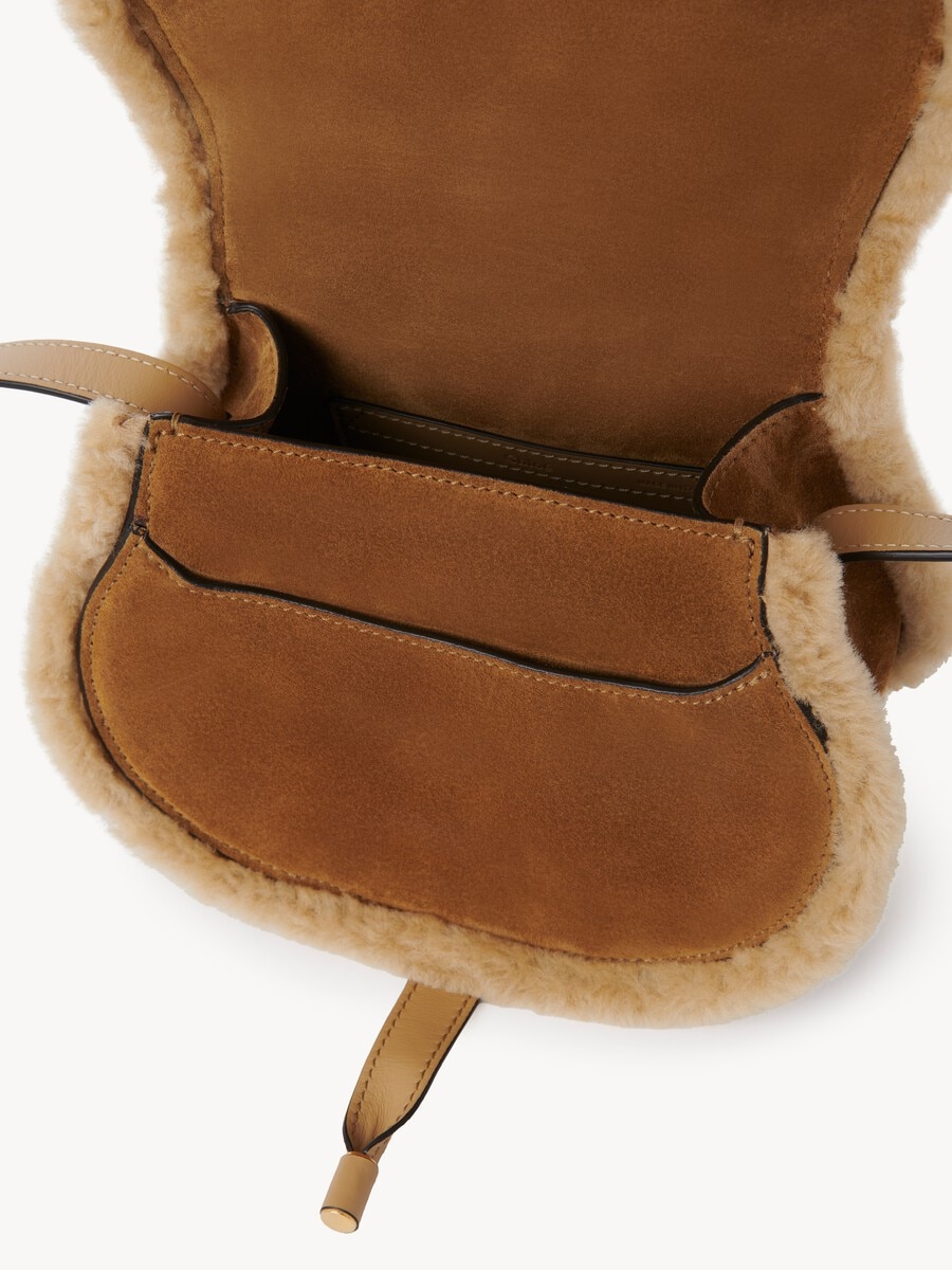 Bolso saddle peque&ntilde;o Marcie de ante y cuero de borrego - 8