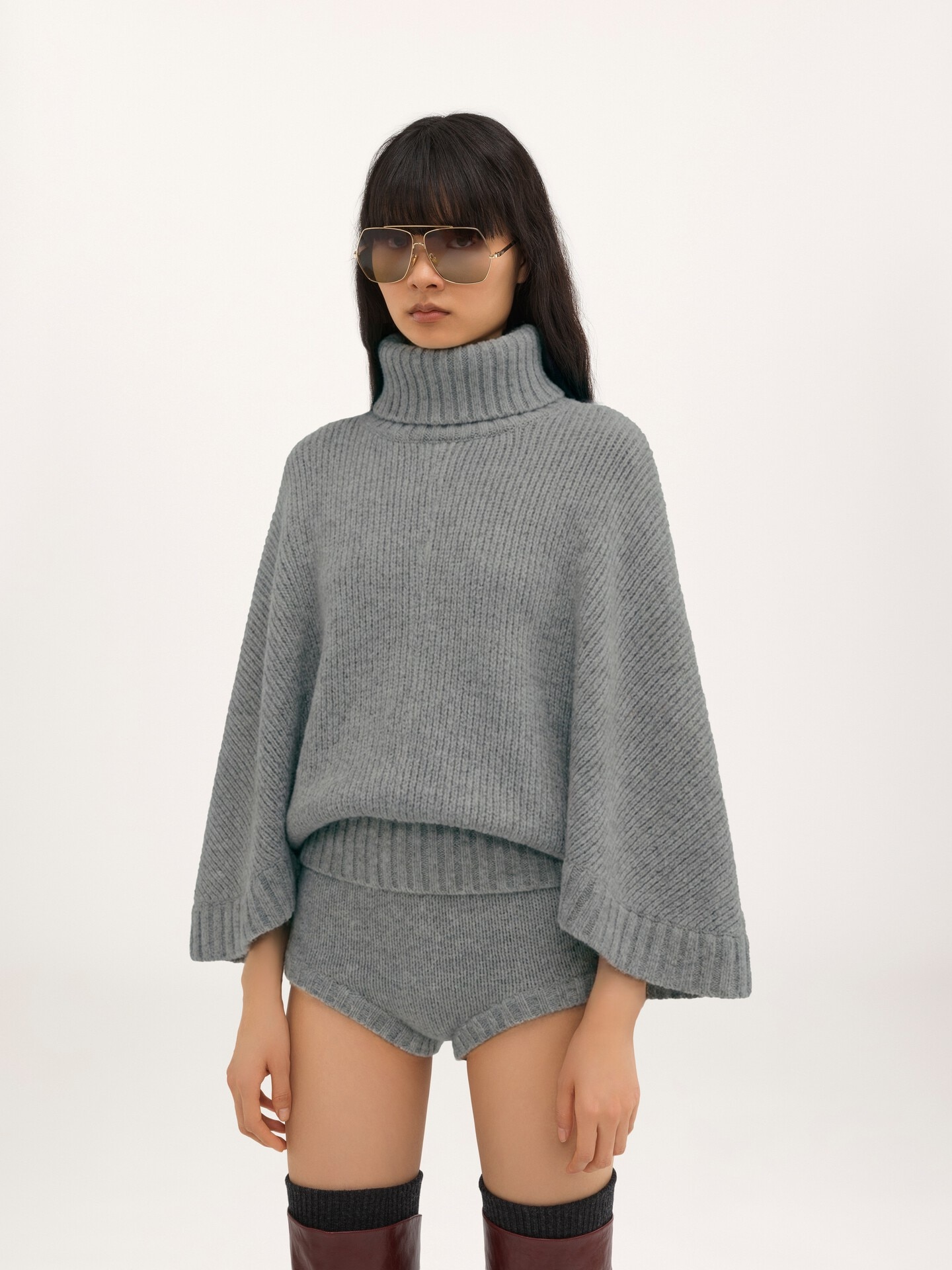 Short turtleneck cape in a wool & cashmere knit - 3.0