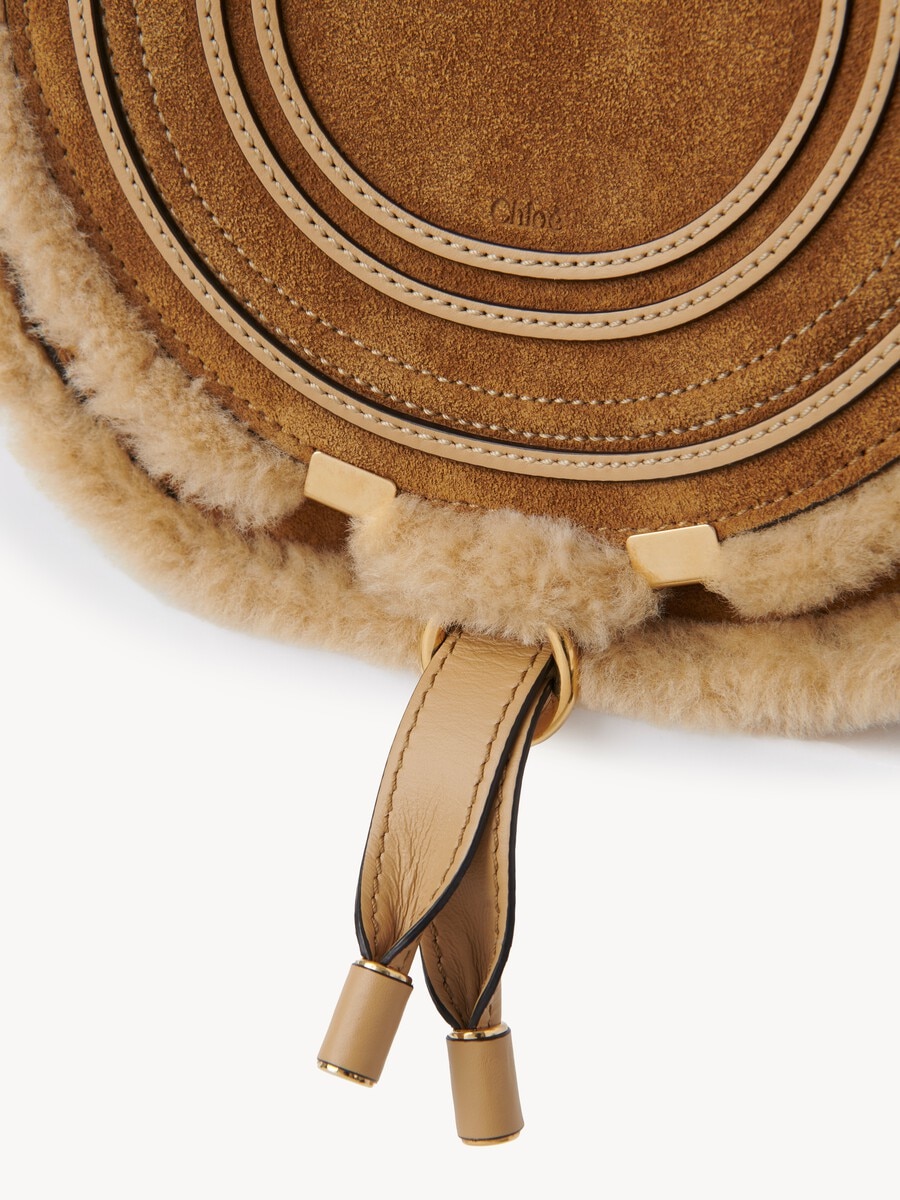 Bolso saddle peque&ntilde;o Marcie de ante y cuero de borrego - 9