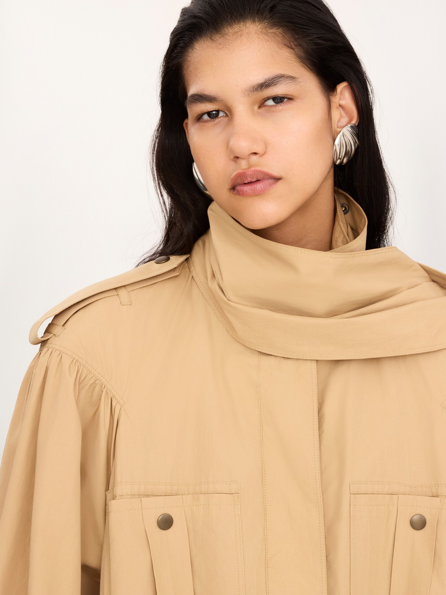 High-neck gathered trench coat in cotton poplin - 6.0