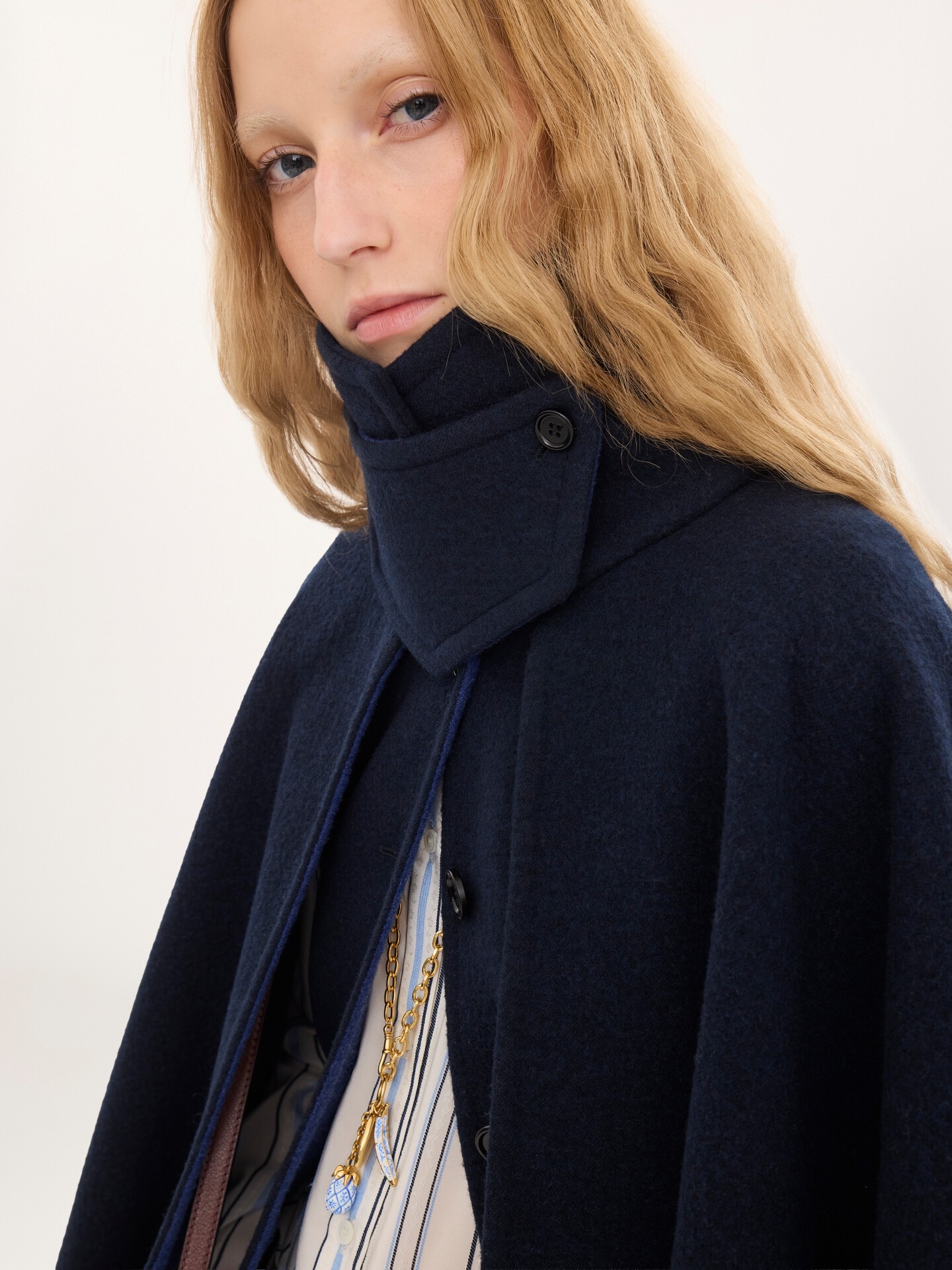 Manteau cape court col montant en laine lav&eacute;e double face - 4.0