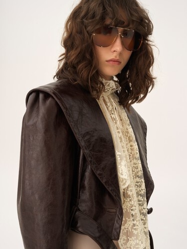 Cropped fitted jacket in leather - 10