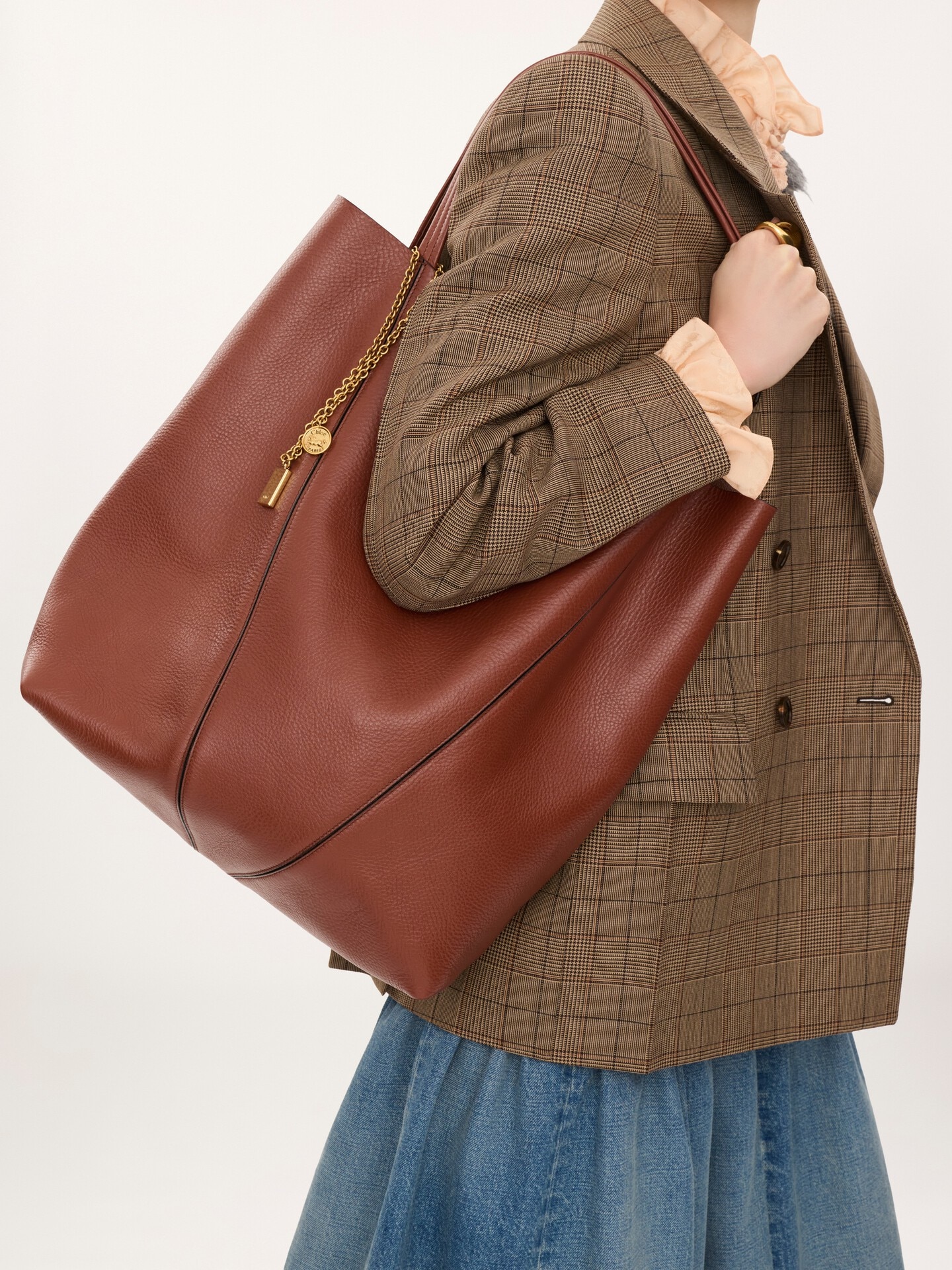 Large Chlo&eacute; Spin tote bag in grained leather - 3.0