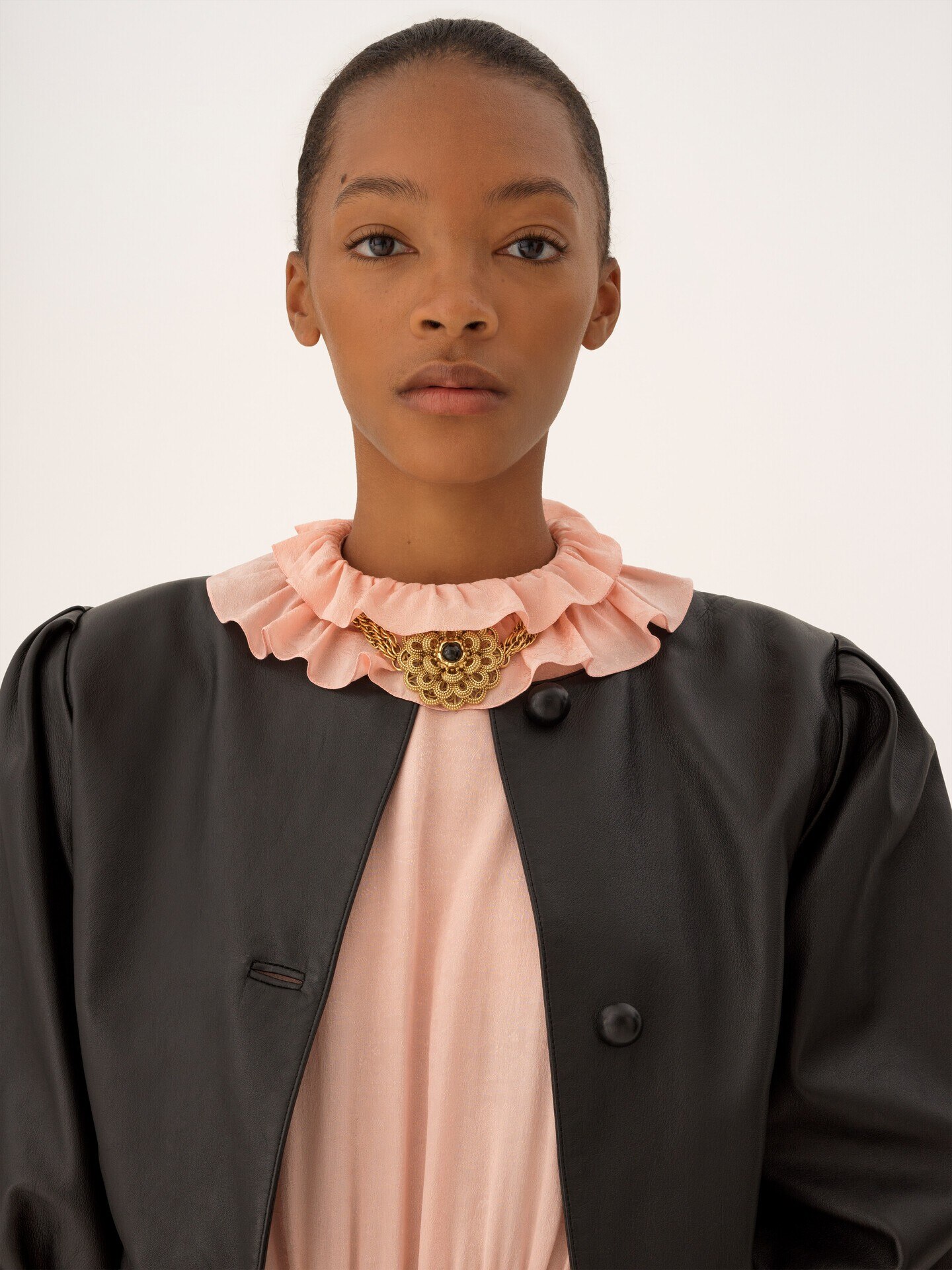 Cropped collarless jacket in leather - 6.0