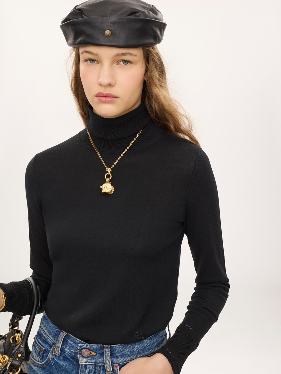 Modelo de cuello alto ajustado de punto de lana - 4