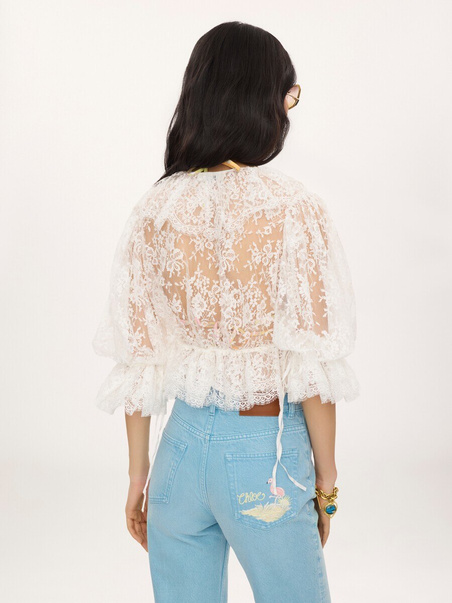 Top cropped de encaje con cuello en V y volantes - 6