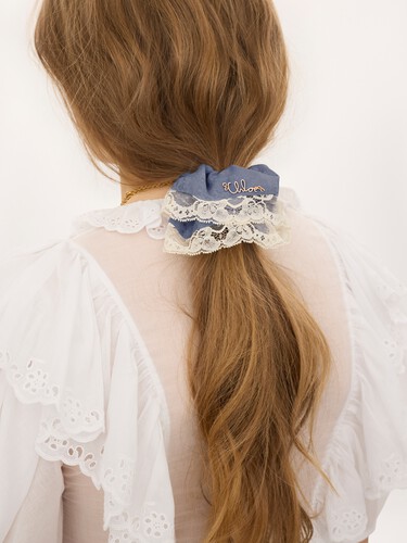 The Chlo&eacute; Poetic scrunchie in silk & lace - 3