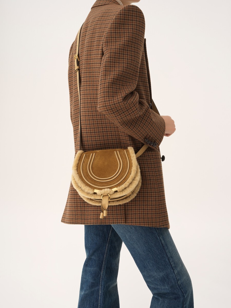 Bolso saddle peque&ntilde;o Marcie de ante y cuero de borrego - 3