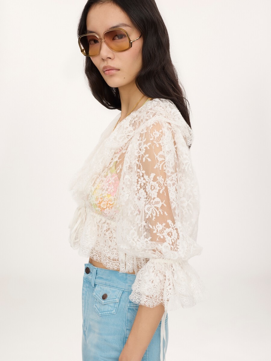 Top cropped de encaje con cuello en V y volantes - 7