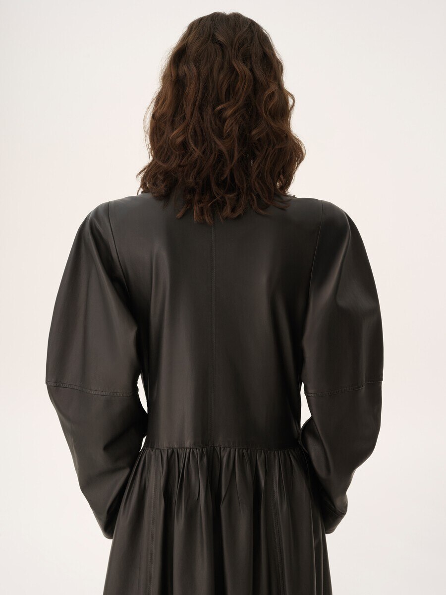 Oversized long riding coat in leather - 7