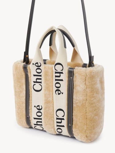 Small Woody tote bag in shearling - 4