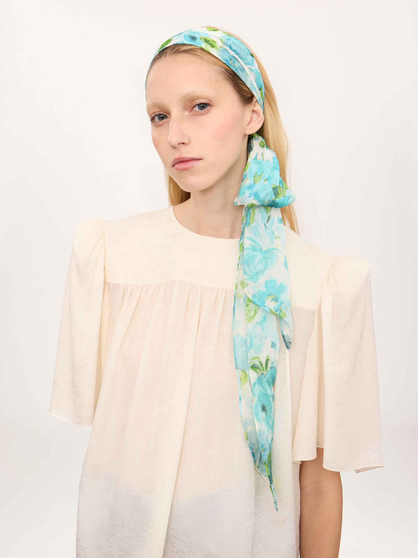 The Chlo&eacute; Wild Flowers bandeau scarf in silk georgette - 2.0