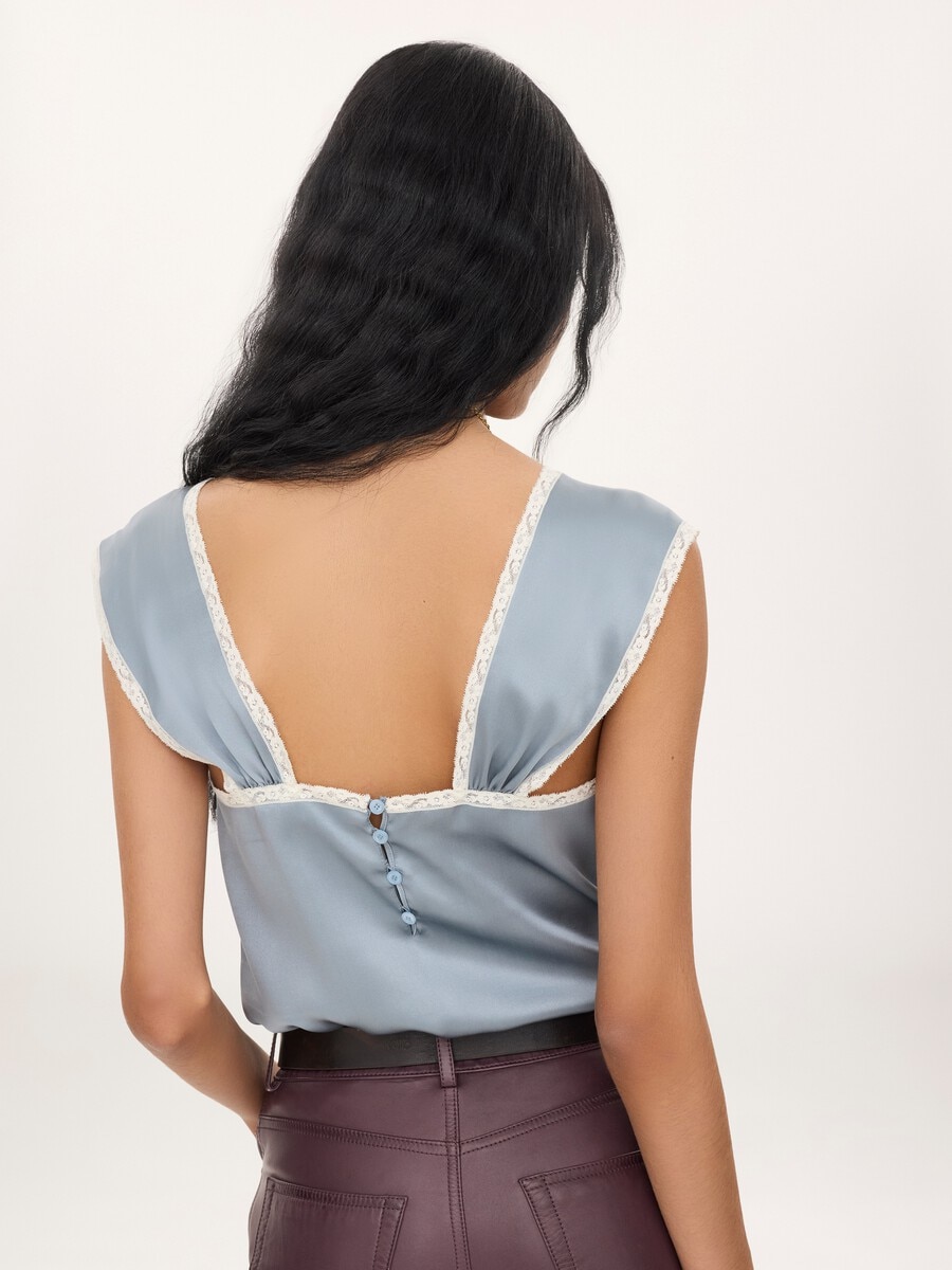 Top lingerie fluide en satin de soie lav&eacute; et dentelle - 4