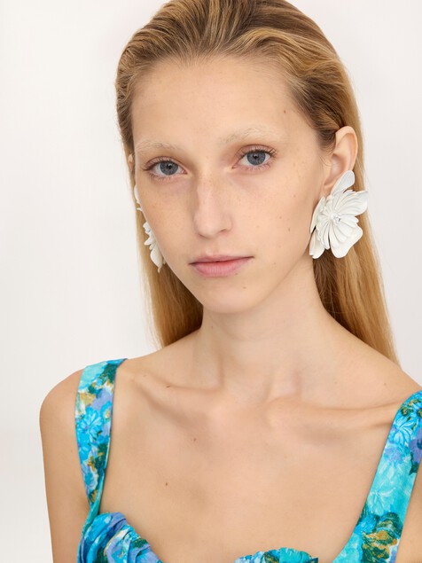 The Chlo&eacute; Bloom earrings