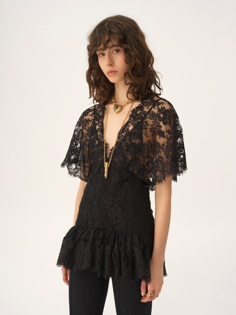 Fitted ruffle top in lace