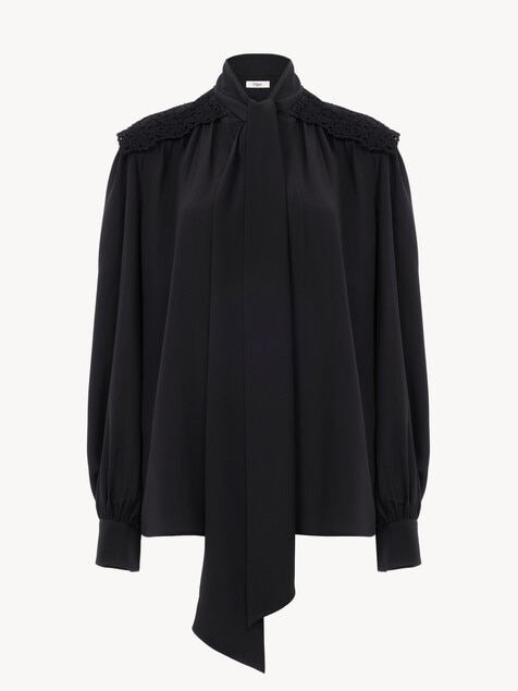 Blouse lavalli&egrave;re fronc&eacute;e en cr&ecirc;pe de chine et dentelle